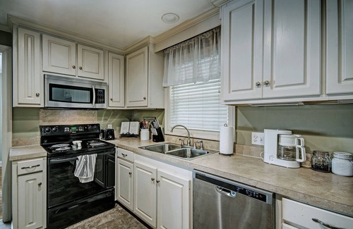 Tougaloo Casa | Relax in Shady Oaks Near Hospitals & Dining