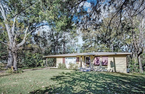 Tougaloo Casa | Relax in Shady Oaks Near Hospitals & Dining