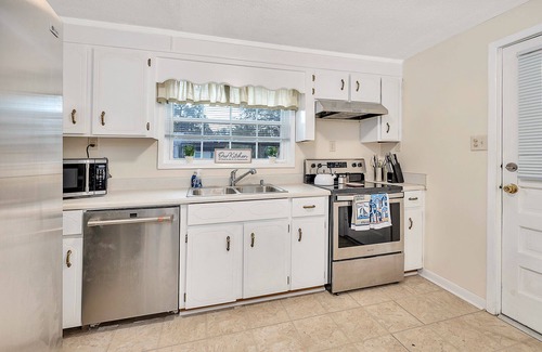 Darien Casa | Relax in Style: 3BR Home w/ Screened Patio, Walk to Downtown, Boat Parking Here!