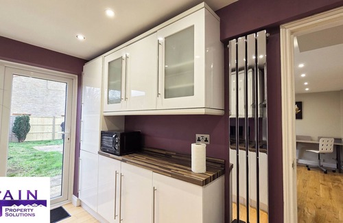 St Ives Casa | Relax in Style at Palm Trees House: : Close to Cambridge and Local Hotspots