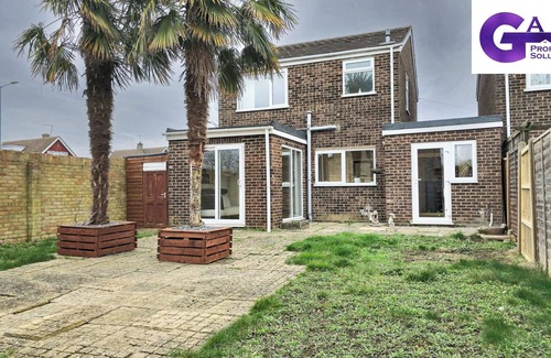 St Ives Casa | Relax in Style at Palm Trees House: : Close to Cambridge and Local Hotspots