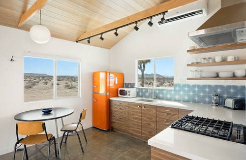 Landers Casa | Relax In Style At The Green Jackrabbit - Hot Tub, Record Player 1 Bedroom Home by RedAwning
