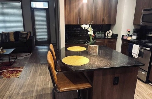 Dunwoody Apartamento | "Relax in Style":Charming 2-Bed,2-Bath Getaway Perfect for Families of Couples!