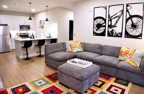 Rogers Apartamento | Deluxe Apt Centrally Located, Near MTB Trails, AMP, Top Golf, Heated Pool, Free Parking
