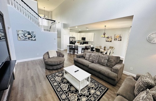 Highlands Reserve Casa | Relax in style! Close to parks - TVs every room - Modern kitchen - near golf.