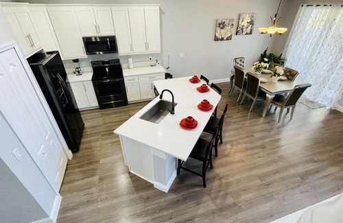 Highlands Reserve Casa | Relax in style! Close to parks - TVs every room - Modern kitchen - near golf.