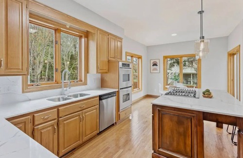 Eden Prairie Casa | Relax in Style in Huge House with Comfort – Perfect Short-Term Stay