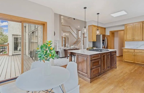 Eden Prairie Casa | Relax in Style in Huge House with Comfort – Perfect Short-Term Stay