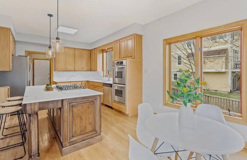 Eden Prairie Casa | Relax in Style in Huge House with Comfort – Perfect Short-Term Stay