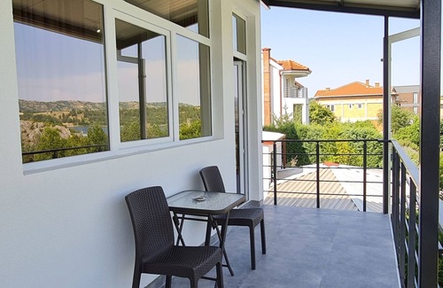 Titov Veles Apartamento | Relax in Style-Modern Lake Apartments in a Quiet Setting