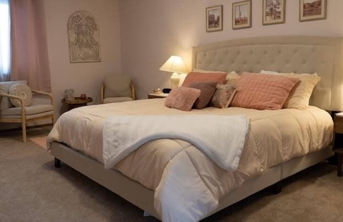 Fargo Casa | Relax in Style: Spacious 5 Bed Home with a Hot Tub