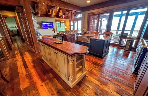 West Jefferson Cabina | Book Your August Cabin Retreat Before It's Gone @ Crown Jewel