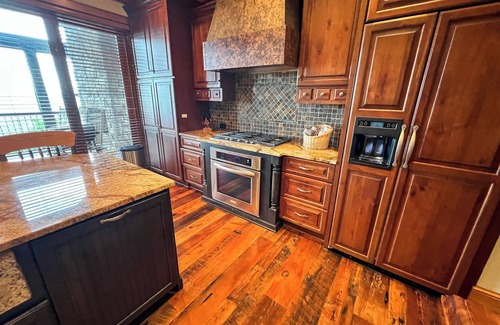 West Jefferson Cabina | Book Your August Cabin Retreat Before It's Gone @ Crown Jewel