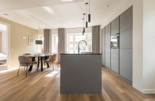 Oirschot Apartamento | Relax in the invigorating shower and delight in the fully equipped kitchen.