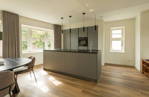 Oirschot Apartamento | Relax in the invigorating shower and delight in the fully equipped kitchen.