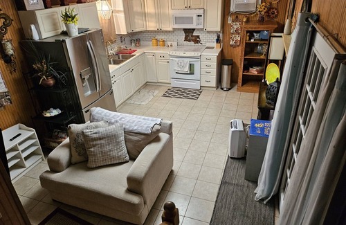 Sulphur Apartamento | Relax in the pool with cool beverage or on the balcony with a glass of wine.