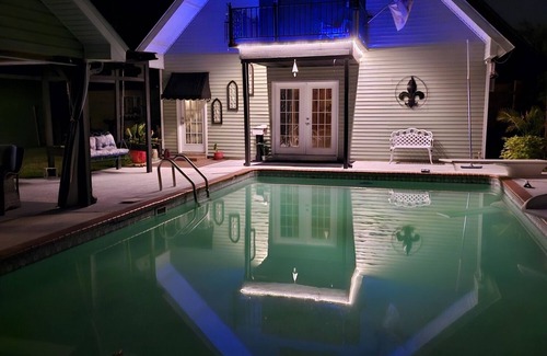 Sulphur Apartamento | Relax in the pool with cool beverage or on the balcony with a glass of wine.