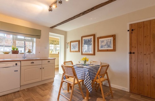 West Rudham Casa | Relax in this handsome brick and pantile cottage, set within the grounds of the owner's estate in th