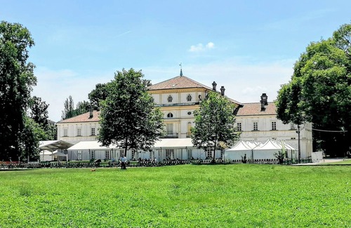 Parella Apartamento | Relax in this quiet space just a stone's throw from Tesoriera Park.