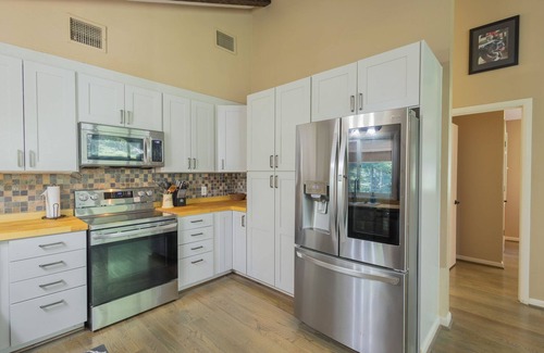 Blacksburg Casa | Relax in this serene, spacious home near Downtown Blacksburg, perfect for up to 10 guests year-round
