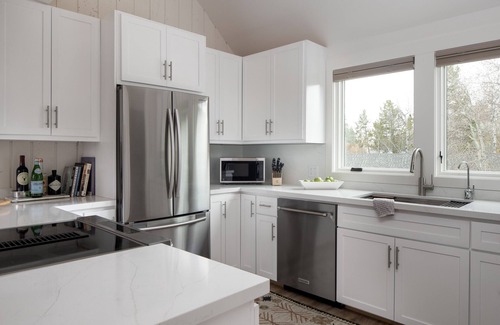 Moose Wilson Road Condominio | Relax in understated modern style in The Aspens! Convenient Westbank location.