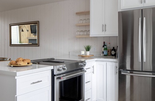 Moose Wilson Road Condominio | Relax in understated modern style in The Aspens! Convenient Westbank location.