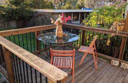 Albany Casa | Relax in unpretentious peaceful and authentic house with public transportation cafes and U of Berkeley close by
