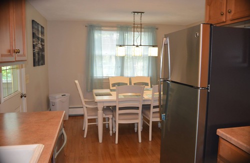 East Falmouth Casa | Relájese en una zona tranquila con Beach & Golf Cerca