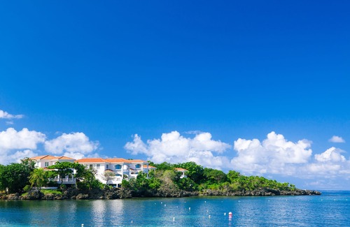 Half Moon Bay Villa | Relájese en el lujo a nuestra primera línea de playa de West End villa con piscina privada