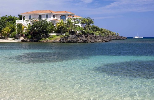 Half Moon Bay Villa | Relájese en el lujo a nuestra primera línea de playa de West End villa con piscina privada