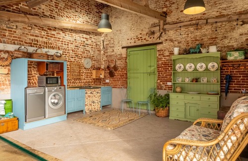 East Rudham Casa | Relax into this stunning, specially adapted lodge set within the old stables on the owner’s farm in