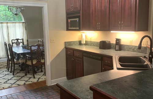 Tallahassee Casa | Relax! New Hottub in this 5⭐️ home Family Friends beautiful neighborhood 🏈