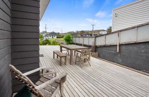 Waihi Beach Casa | Relax on Dillon - Waihi Beach Holiday Home