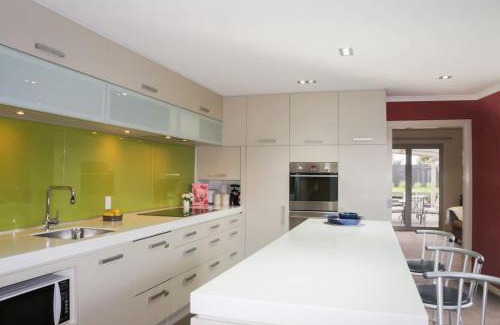 Fitzroy Casa | Relax on Richmond - modern beachside house retreat