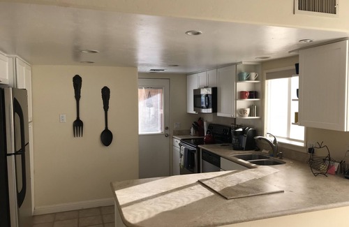 Palm Desert Condominio | ¡Relájate en el patio y disfruta de la vista del campo de golf!