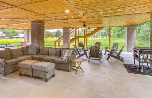 Mountain View Casa | Relax on the River Modern Mountain View Escape!