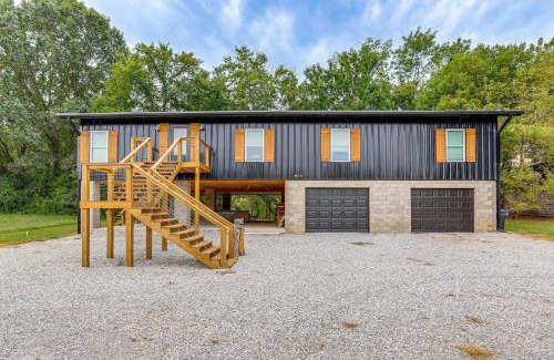 Mountain View Casa | Relax on the River Modern Mountain View Escape!