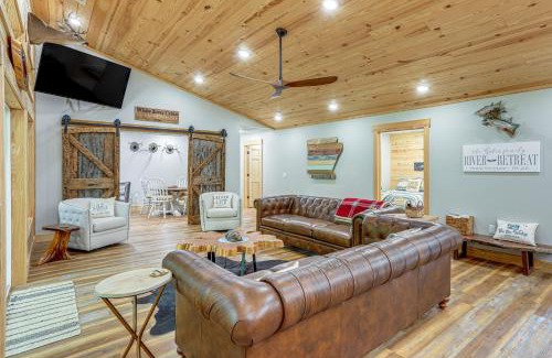 Mountain View Casa | Relax on the River Modern Mountain View Escape!