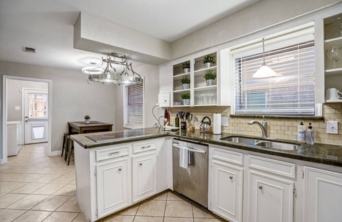 Greater Fondren Southwest Casa | Lounge & Play in Style at This Parkside Pool and Billiards Getaway