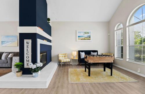 Trailer Estates Casa | Relax & Play Luxe 3 BR Escape w Pool & Games
