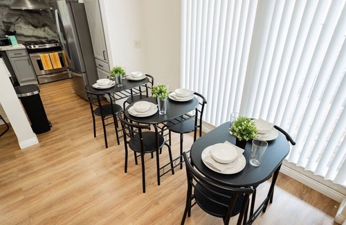 Beverly Green Casa | Relax & Play: Private Modern Stay & Chef's Kitchen