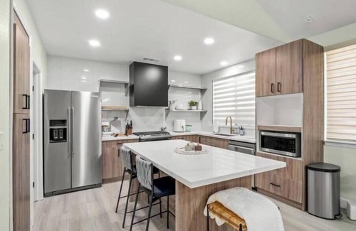 Fresno Casa | Relax & Re-leaf in Modern Comfort