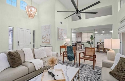 Fresno Casa | Relax & Re-leaf in Modern Comfort