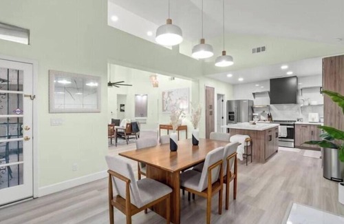 Fresno Casa | Relax & Re-leaf in Modern Comfort