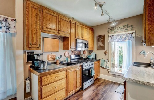 Lebanon Casa | Relax & Reboot in this Charming 2-Bedroom Townhome
