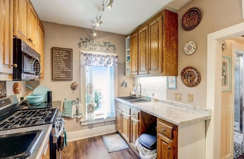 Lebanon Casa | Relax & Reboot in this Charming 2-Bedroom Townhome