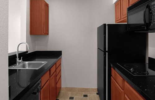 Downtown Hotel | Relax & Recharge – Fully Equipped Suites with Full Kitchen, Near Silicon Valley!