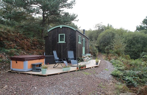 West Buckland Cabina | Relax & Recharge: Woodland Hideaway Shepherds Hut and Hot tub !