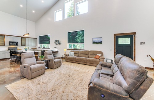 Boundary County Cabaña | Relax, Reconnect & Explore: Modern Idaho House!