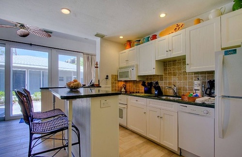 Sanibel Condominio | Relájese con los sonidos de las olas desde su propio bungalow en la playa.